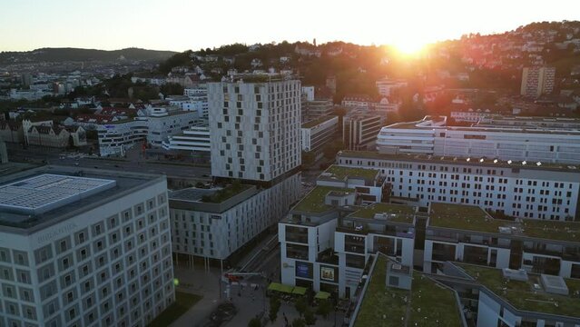 Filmreiche Aufnahme eines Geb&auml;udes im Europaviertel in Stuttgart. Die Abendsonne trifft den Kesselrand.
