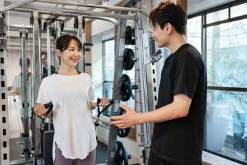 トレーニングをする女性と男性