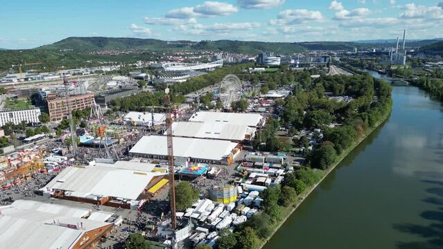 Drohnenaufnahme fliegend &uuml;ber den Stuttgarter Wasen Richtung MHP Arena.
