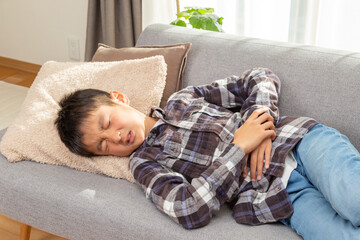 腹痛に苦しむ男の子