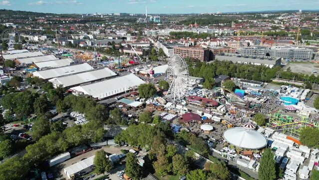 Rundflug um das Riesenrad auf dem Stuttgart Wasen, beim besten Wetter.