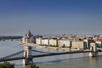 Photo sur Plexiglas Széchenyi lánchíd Aerial shot of the Szechenyi Chain Bridge located in Budapest, Hungary
