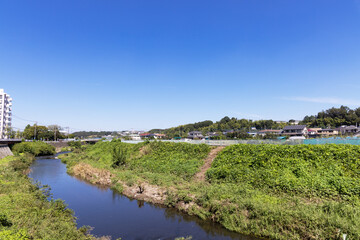 Fototapeta na wymiar 綺麗な青空の横浜郊外の川沿いの景色