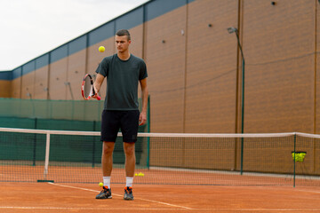 Obraz premium young tennis player coach hitting the ball with a racket on the tennis court preparing for the competition sports lifestyle