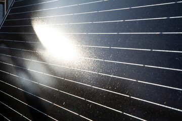 Kleines Balkonkraftwerk mit Sonnenstrahlen / Solarzelle mit Sonne / Balkonkraftwerk / Photovoltaik...
