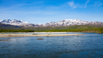 Obraz premium Typical norwegian landscape near Reisa Nationalpark and Storslett with river Reisaelva