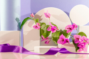 Arrière plan violet avec présentoir pour des produits avec un rendu 3 D. Plate-forme vide avec podium pour cosmétique, bijoux, maquette ou autres objets. 
