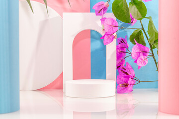 Arrière plan rose et bleu avec présentoir pour des produits avec un rendu 3 D. Plate-forme vide...