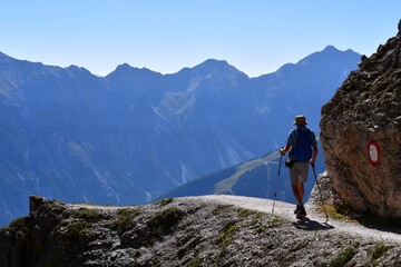 Mann wandert im Stubaital in Tirol 
