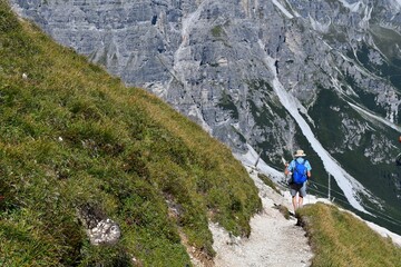 Mann wandert im Stubaital in Tirol 