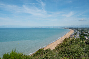 plage de jullouville des falaises