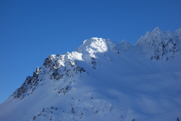 Sommets enneigés dans les Alpes françaises sous un grand ciel bleu