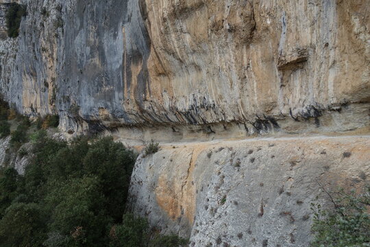 Vire naturelle dans une paroi calcaire surplombant la combe d'Arc et menant &agrave; la grotte Chauvet (Gorges de l'Ard&egrave;che - France)