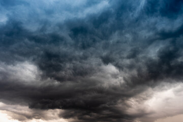 Obraz premium The dark sky with heavy clouds converging and a violent storm