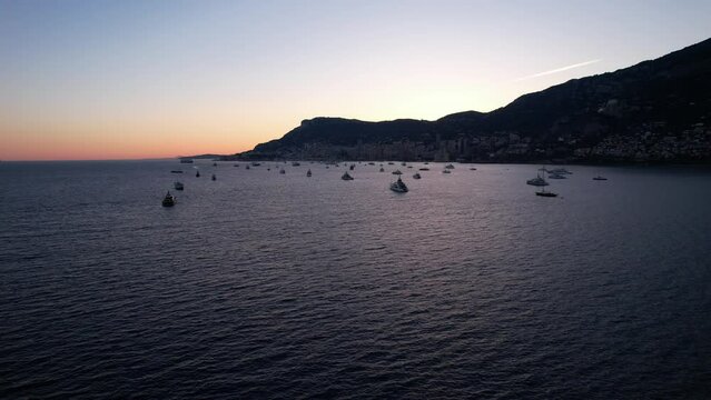 pendant le Monaco Yacht Show, vue sur Monaco au coucher du soleil - C&ocirc;te d'Azur