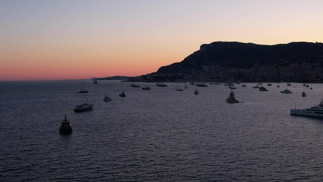 en soir&eacute;e au bord de mer pendant le Monaco Yacht Show, vue sur Monaco au coucher du soleil - C&ocirc;te d'Azur