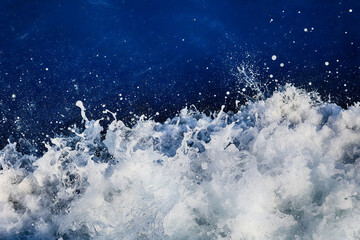 
Spieniona woda morska na czole dużej fali.