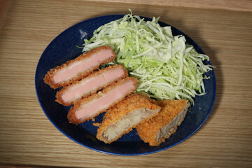 スーパーのお惣菜のハムカツとキャベツの千切り