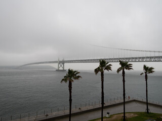 雨雲に隠れた明石海峡大橋
