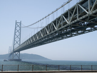 兵庫側の真下から見た明石海峡大橋