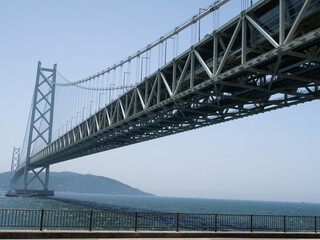兵庫側の真下から見た明石海峡大橋