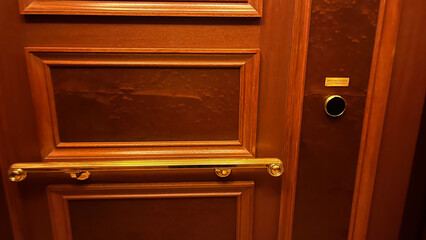 高級ホテルの木製のエレベーター