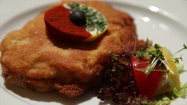 Orginal Wiener Schnitzel auf Drehteller / Gastronomie / Restaurant / Schnitzel / Essen