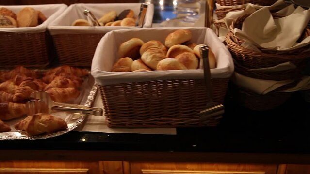 Dollyfahrt Fr&uuml;hst&uuml;cksbuffet mit Semmeln und Croissants / Fr&uuml;hst&uuml;ck / Buffet / Essen / Brot