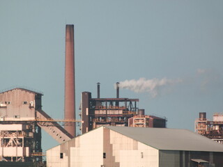 高い煙突のある工場風景