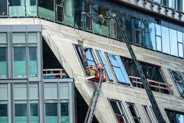 Montage von Fenstern beim Hochhausbau in Frankfurt