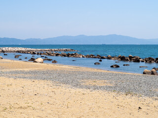 瀬戸内海(播磨灘)の風景。兵庫県明石市内の砂浜海岸。
