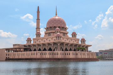 Fototapeta na wymiar Masjid Putra at Dataran Putra in Putrajaya city, malaysia