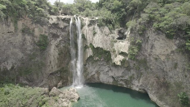 Cascada de El Salto  en la Huasteca Potosina, San Luis Potos&iacute; , m&eacute;xico 