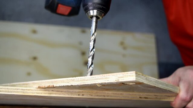 Taladrando una madera con un taladro inal&aacute;mbrico. 