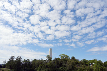 公園の中の塔と空と雲