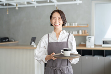 カフェで働く女性
