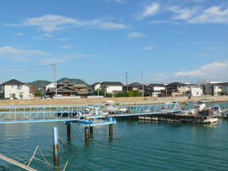 浮き桟橋に接続する鉄製の橋。
日本の漁港の風景。 - obrazy, fototapety, plakaty
