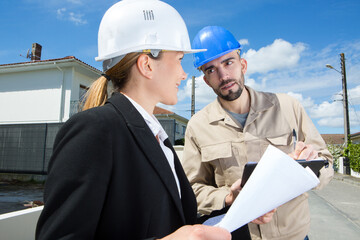 engineer and foreman having a discussion on the site