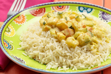 assiette de crevettes au curry et lait de coco accompagné de riz blanc, en gros plan	