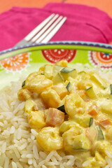 assiette de crevettes au curry et lait de coco accompagné de riz blanc, en gros plan	