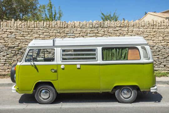 Gordes, Vaucluse, France - 06082023 : vue du c&ocirc;t&eacute; d'une voiture (camping car) Volkswagen combi T2 gar&eacute;e sur le bord d'une route