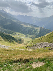 Fototapeta na wymiar Sentier de grande randonnée dans les Alpes françaises sur le parcours du TMB