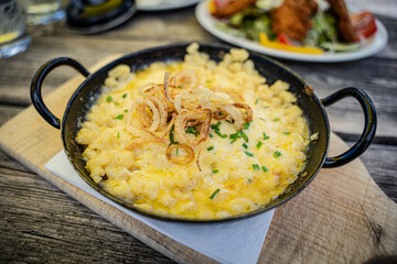 Käsespätzle in der Pfanne