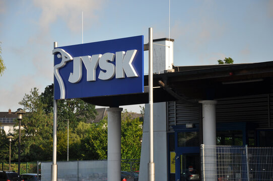 JYSK Firmenlogo: Das blaue Firmenschild der d&auml;nischen Handelskette au&szlig;en am Geb&auml;ude.