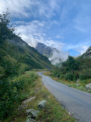 Route sur le parcours du TMB (Tour du Mont Blanc)