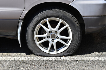 パンクしたタイヤ