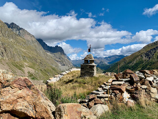 Paysage montagneux au sommet du col de la Seigne sur le TMB