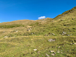 Fototapeta na wymiar Alpage en Italie sur le parcours du TMB