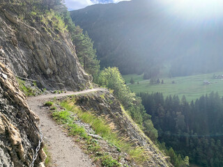 Passage sur une corniche dans les Alpes suisses, TMB © C.WILL