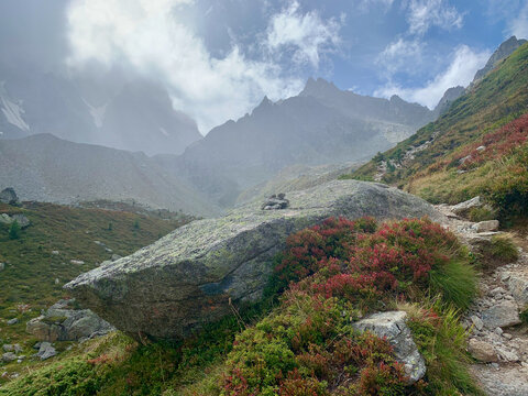 Chemin de randonn&eacute;e qui m&egrave;ne &agrave; la fen&ecirc;tre d'Arpette dans les Alpes suisses, variante du TMB